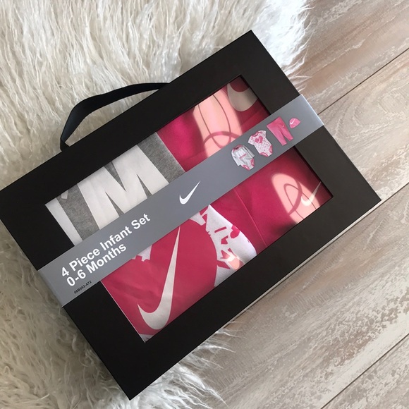 NWT Nike 4 pieces infant gift set - Picture 3 of 6